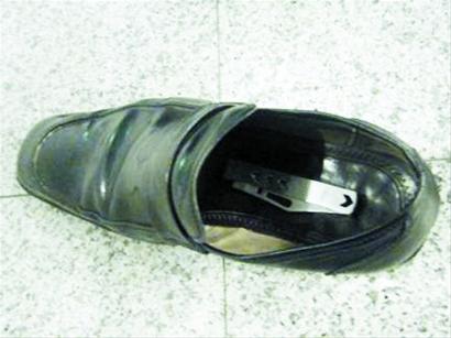 HI-PE把守青島機(jī)場安檢通道 藏刀男子傻了眼[圖]