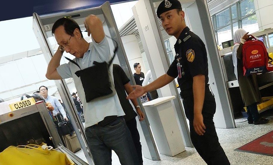 吉隆坡機(jī)場(chǎng)安檢門檢測(cè)通道安保形同虛設(shè)[圖]