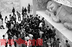 敦煌臥佛展出引客流井噴 兩臺(tái)安檢門不敵檢測(cè)壓力[圖]