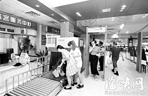 福州汽車北站增設(shè)安檢門 旅客、行李逢過必檢(組圖)