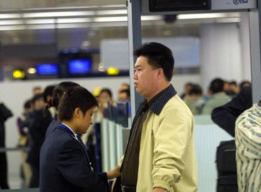 小知識(shí)：身上有鋼板能坐飛機(jī)通過(guò)安檢門(mén)的檢測(cè)？