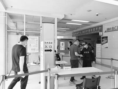 探訪(fǎng)醫(yī)院安全秩序管理現(xiàn)狀：進(jìn)大樓多了道安檢門(mén)
